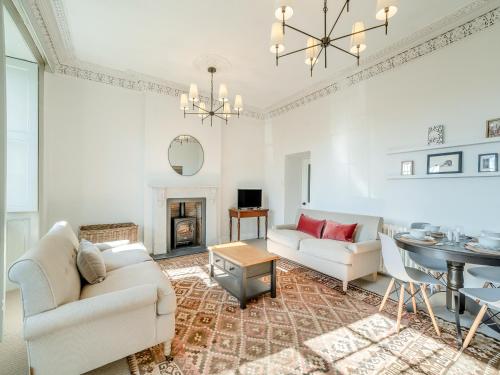 ein Wohnzimmer mit zwei weißen Sofas und einem Tisch in der Unterkunft The Reading Room in Askham