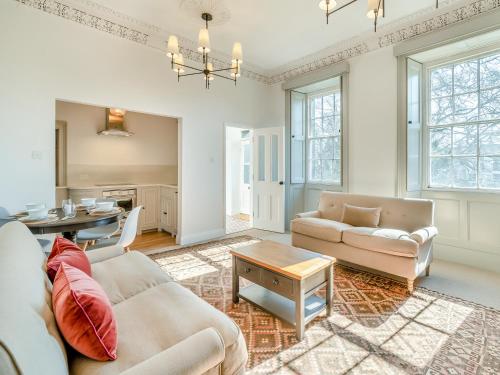 ein Wohnzimmer mit Sofa und Tisch in der Unterkunft The Reading Room in Askham