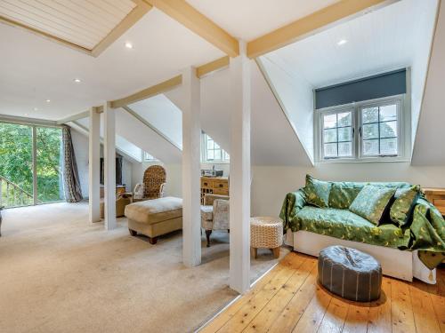 una sala de estar con un sofá y una mesa en Casa Bowwow - Uk48047, en Machen