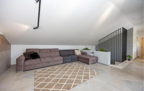 Ruang duduk di Lovely Home In Ostrvica