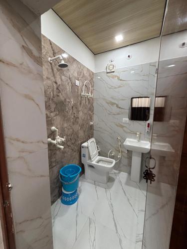 a bathroom with a toilet and a sink at Rukmani Home Stay in Mathura