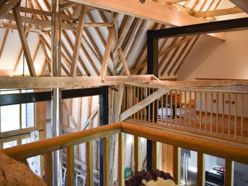 desde el loft de un edificio con vigas de madera en Ivy Todd Barn, en Ashdon