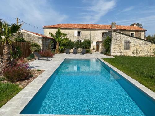 an image of a swimming pool in front of a house at Grande maison familiale avec piscine, 14 à 17 pers in Luçon