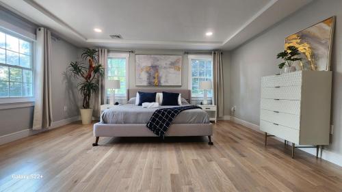 a bedroom with a bed and a dresser and windows at Beautiful New House 5B4B in Arlington