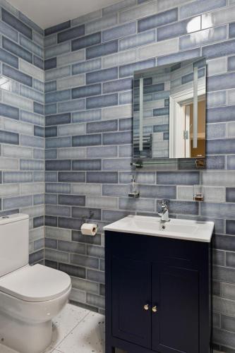 a bathroom with a toilet and a sink and a mirror at River Inn in Dublin