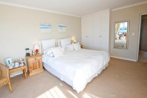 Cama o camas de una habitación en Dolphins' Playground Beachfront B&B