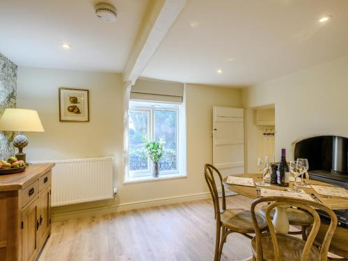 SwanningtonにあるThe Lodge - Uk32622のテーブルと椅子と窓のあるキッチン