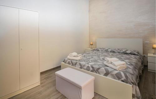 a bedroom with a bed with towels on it at Stunning Home In Solarino in Solarino