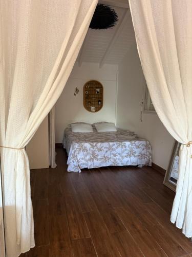 Postel nebo postele na pokoji v ubytování Bungalow Corossol avec piscine