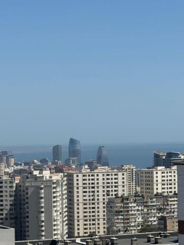 Blick auf eine Stadt mit hohen Gebäuden in der Unterkunft Penthouse Panorama in Baku