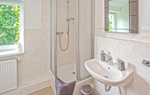 a bathroom with a sink and a shower at Ferienwohnung Ankershagen in Friedrichsfeld