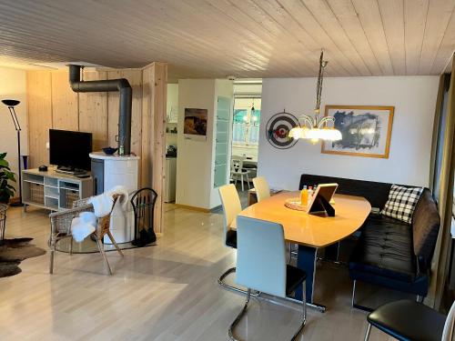 a living room with a table and a couch at Ferienwohnung Zulg-Ein Zuhause in der Ferne in Steffisburg