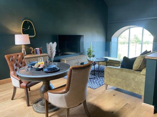 una sala de estar con una mesa y un sofá en The Granary - Uk40457, en Newsham
