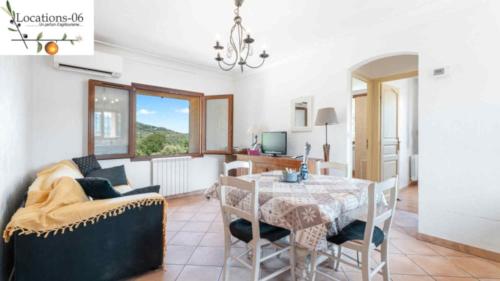 Le Bar-sur-LoupにあるHolidays In Provence Alpes Maritimesのテーブルとソファのあるリビングルーム