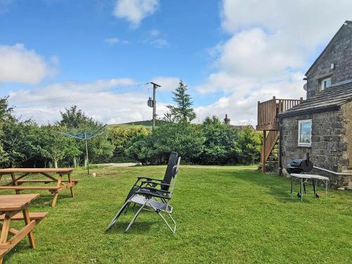 een stoel in het gras naast een picknicktafel bij Arthur Bear - Uk37992 in Greenhow Hill