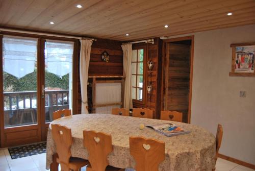 Un comedor con una mesa y algunas sillas. en Vieille Bergerie 3, en Le Fernuy
