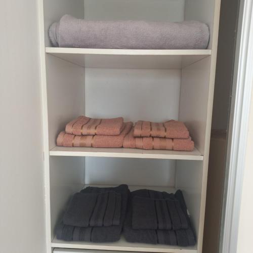 a closet with three folded towels and towels at departamento temporal 38 y 13 con cochera para AUTO in La Plata