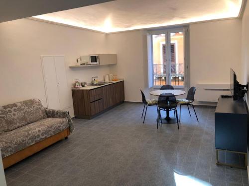 SuiteSweetGiovanna في تاورمينا: غرفة معيشة بها أريكة وطاولة