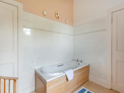 a bathroom with a bath tub in a room at The Ivy Wing in Slickly