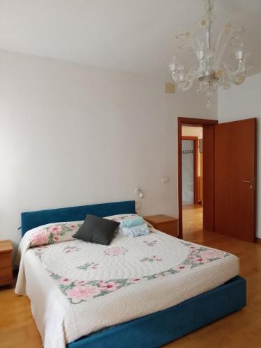 a bedroom with a bed and a chandelier at Casa pergoletto in Venice