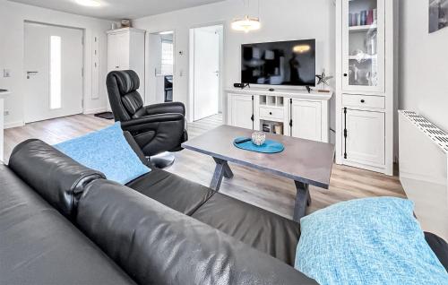 un salon avec un canapé et une table dans l'établissement Ferienhaus Fuhlendorf, à Fuhlendorf