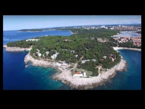een eiland in het midden van het water bij Apartment in Šilo with Sea View Balcony in Šilo