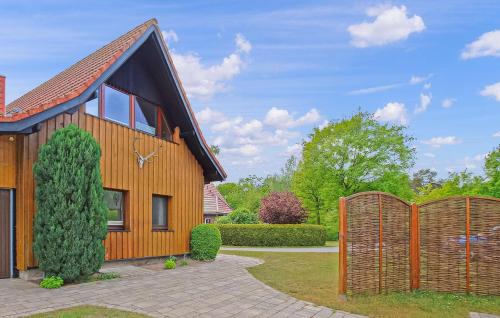 a wooden house with a fence and a gate at Ferienwohnung Zislow in Zislow