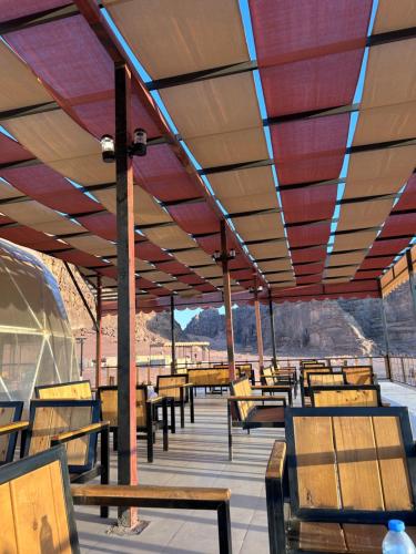 Lamis Camp Wadi Rum 레스토랑 또는 맛집