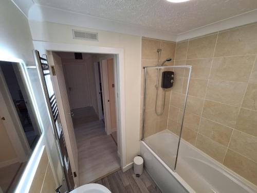 インバネスにあるModern City Apartmentのバスルーム(シャワーブース、トイレ付)