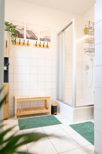 a bathroom with a shower and a bench at Charaktervolle 122qm Altbau-Ferienwohnung mit Stuck, viel Platz für Familien & Gruppen bis zu 8 Personen, Parkplatz inklusive in Baiersbronn