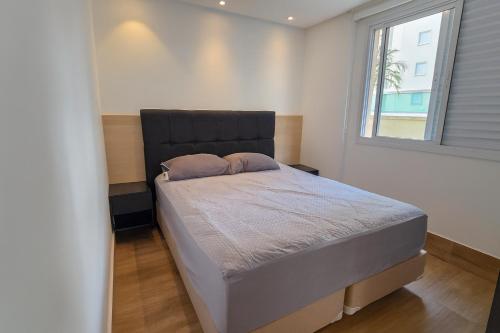 Ένα ή περισσότερα κρεβάτια σε δωμάτιο στο Deck com churrasqueira privativa - Piscina - Praia das Pitangueiras