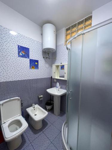 ein Badezimmer mit Toilette und Waschbecken in der Unterkunft Shkodra Central Corner in Shkodra