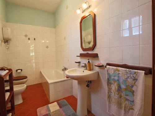 Ένα μπάνιο στο Tuscan Retreat with Pool