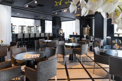 a restaurant with tables and chairs and white flowers at Leonardo Boutique Hotel Tel Aviv in Tel Aviv