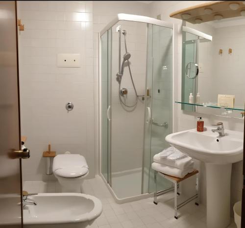 Ванная комната в Suite Hotel Cristallino