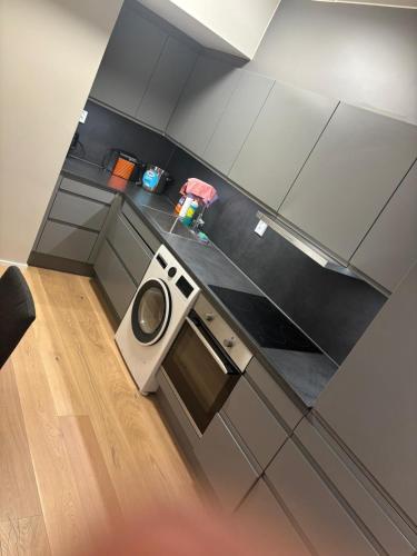 vista sul soffitto di una cucina con lavatrice di Solheim a Lillestrøm