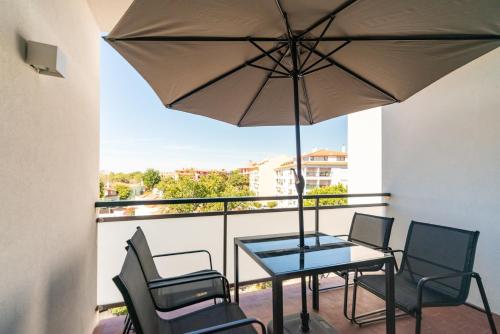 Modern 2 Bedroom Apartment with Balcony in Cascais