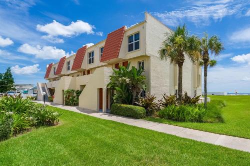 Κήπος έξω από το Pier Point South Oceanfront Townhouse Unit A-12
