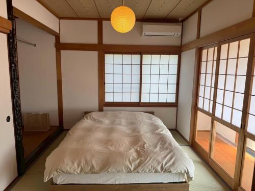 Postel nebo postele na pokoji v ubytování The Standard Inn Onomichi-Ikuchijima
