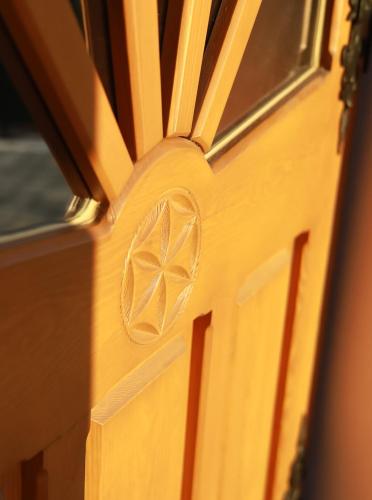 a wooden door with a recycle sign on it at Spis na Podhalu in Koniówka