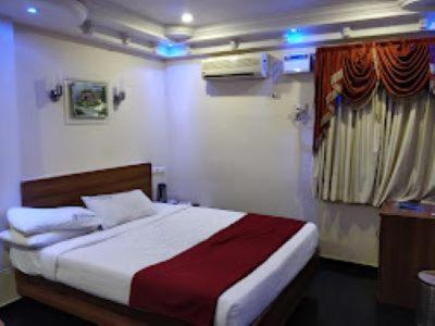 a bedroom with a bed in a room at Hotel Sree in Tiruchchirāppalli