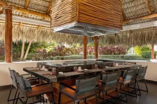 Un restaurante o sitio para comer en Secrets Cap Cana Resort & Spa - Adults Only - All Inclusive