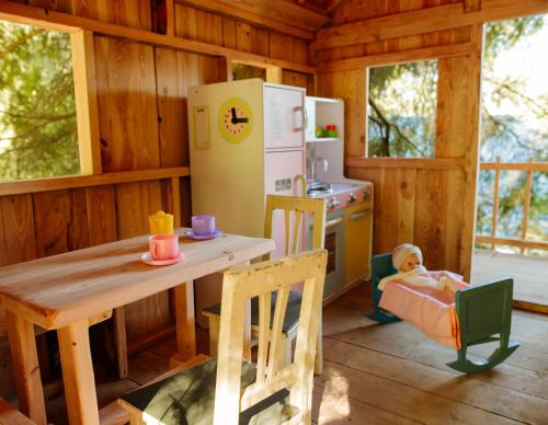 une cuisine en bois avec une table et un réfrigérateur dans l'établissement Na Staré myslivně, à Malá Morava