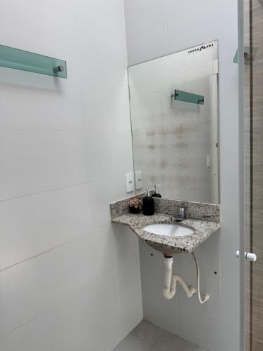 a bathroom with a sink and a mirror at Casa da Canastra in Delfinópolis