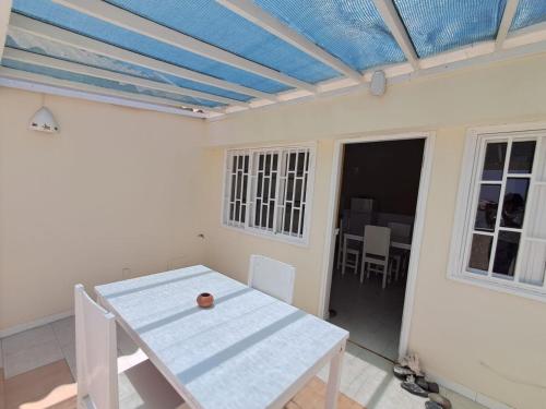 a table and chairs in a room with a blue ceiling at Penthouse Sal Rei Center, Apartment in Sal Rei