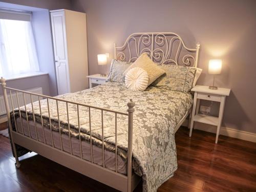 Кровать или кровати в номере The Mall Townhouse - Dingle Town Centre