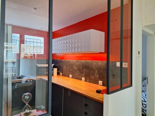 Kuhinja ili čajna kuhinja u objektu Le cocon des Lices - 3 bedrooms - Places des Lices