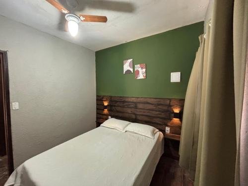 une petite chambre avec un lit et un mur végétal dans l'établissement Canto da Seriema, à Socorro