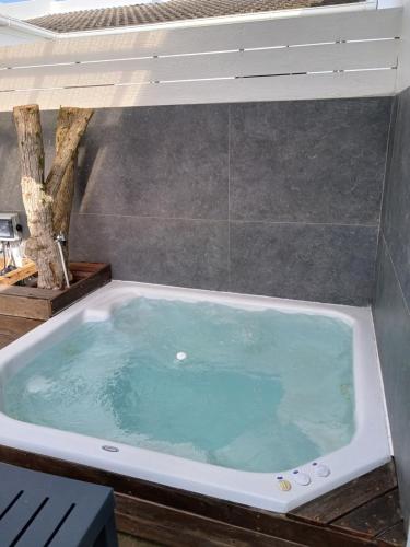 een badkamer met een bad met blauw water bij Da Gama Villa in Marina da Gama