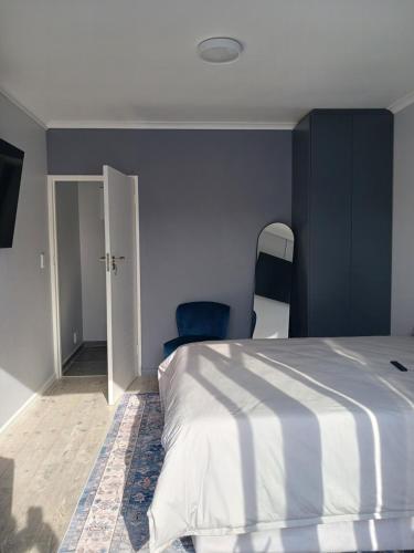 een slaapkamer met een bed en een blauwe muur bij Da Gama Villa in Marina da Gama